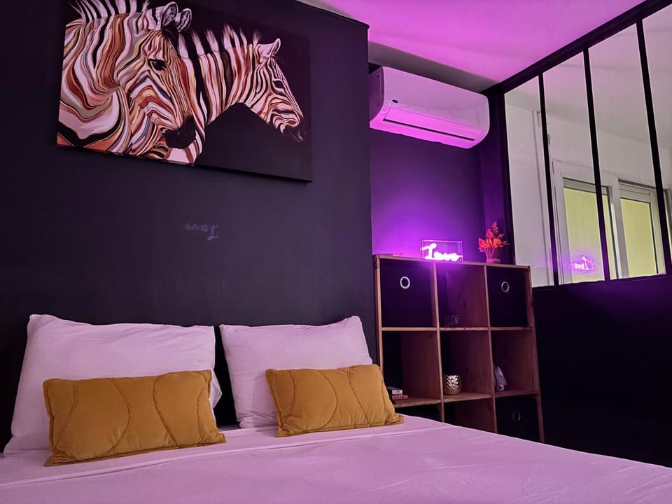 Bed, Photo of the whole room, Bedroom, air conditioner