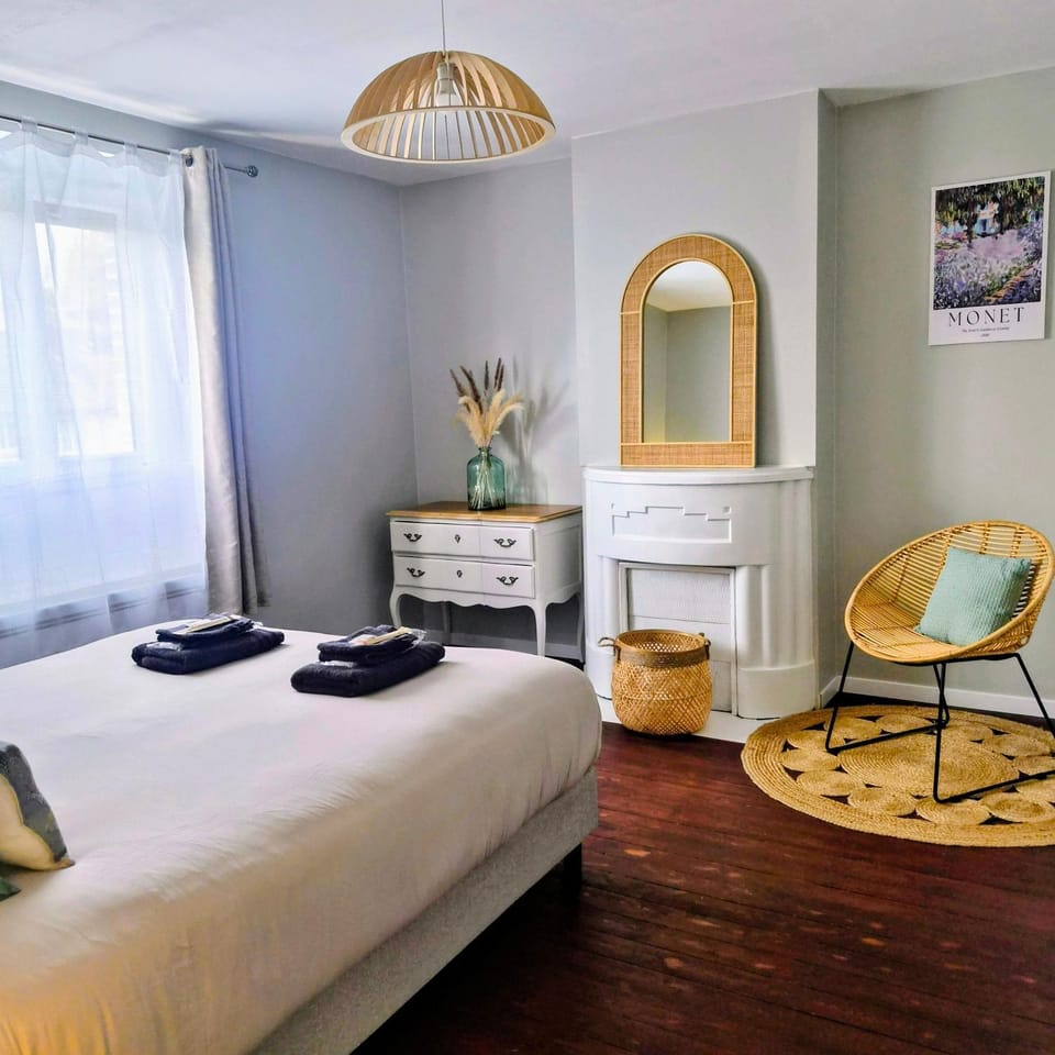 Photo of the whole room, Bedroom, fireplace