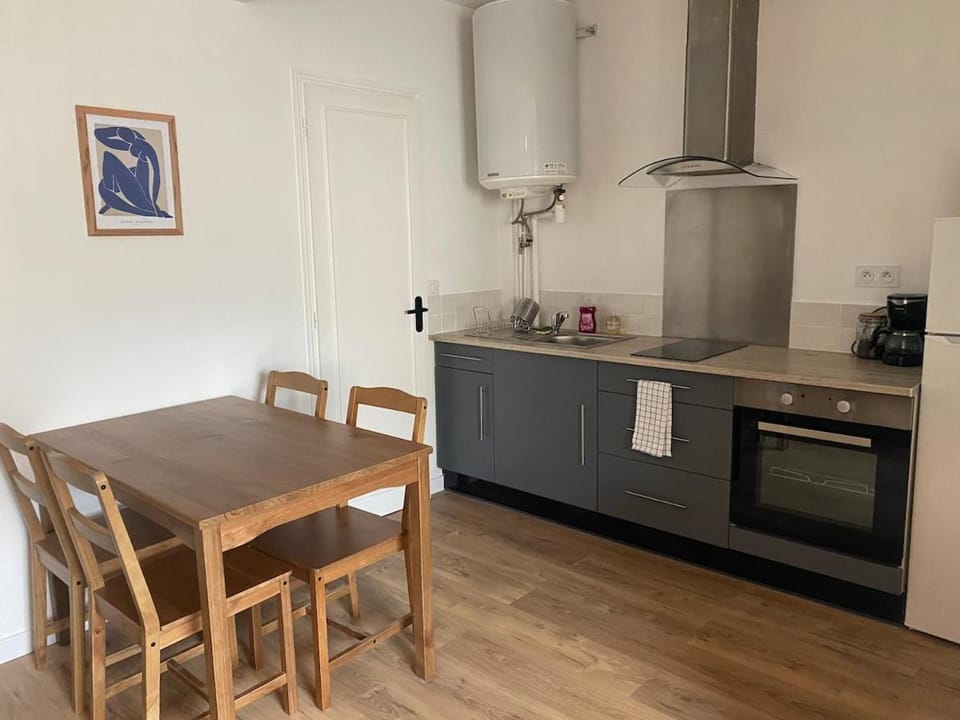 Maison de ville fraîchement rénovée proche tram Apartment in Nouvelle-Aquitaine