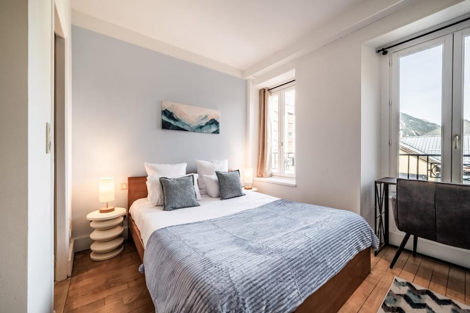 Bed, Photo of the whole room, Bedroom, Mountain view