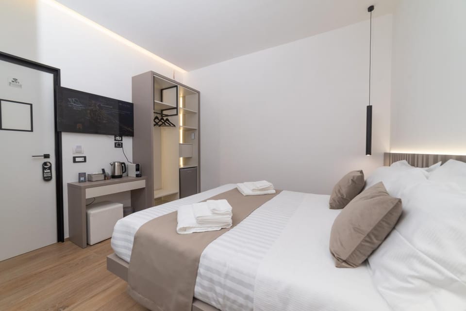 Bed, TV and multimedia, Coffee/tea facilities, Photo of the whole room, Bedroom, towels, wardrobe
