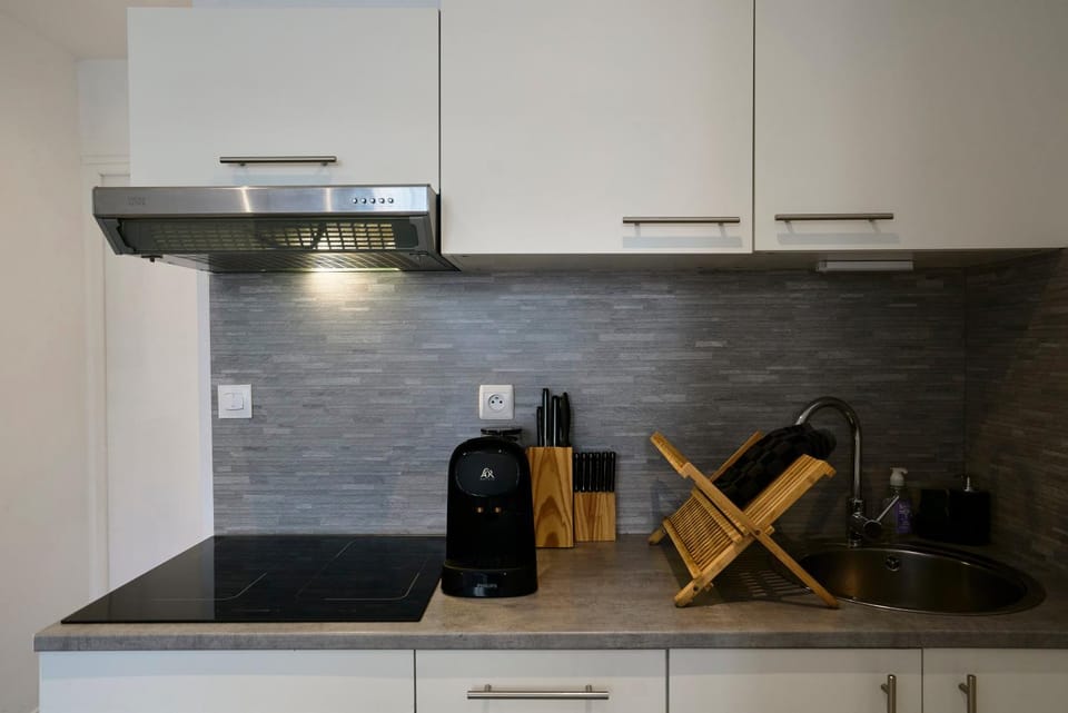 Coffee/tea facilities, Kitchen or kitchenette, stove, toaster