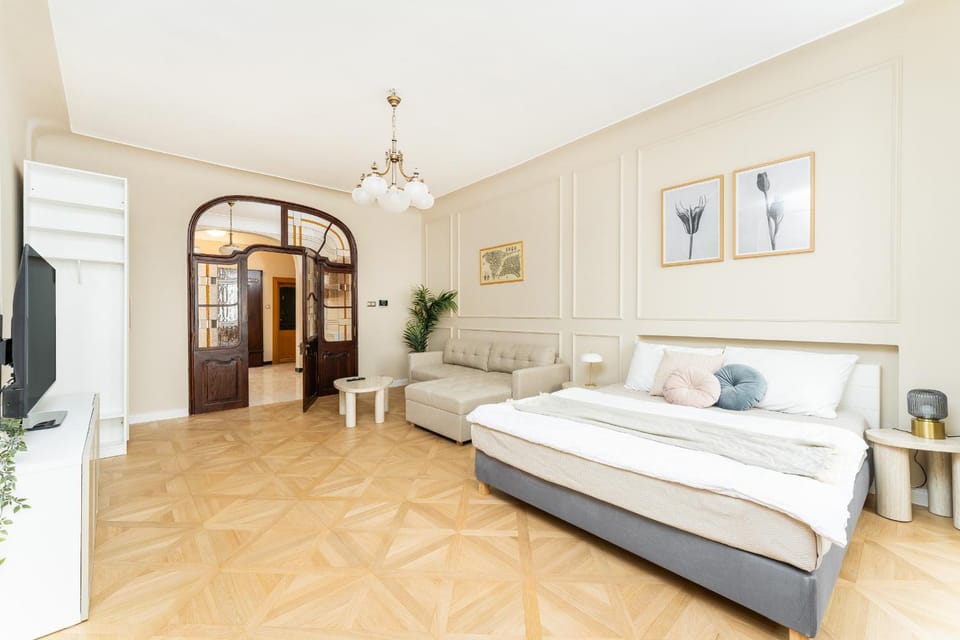 Bed, TV and multimedia, Living room, Seating area