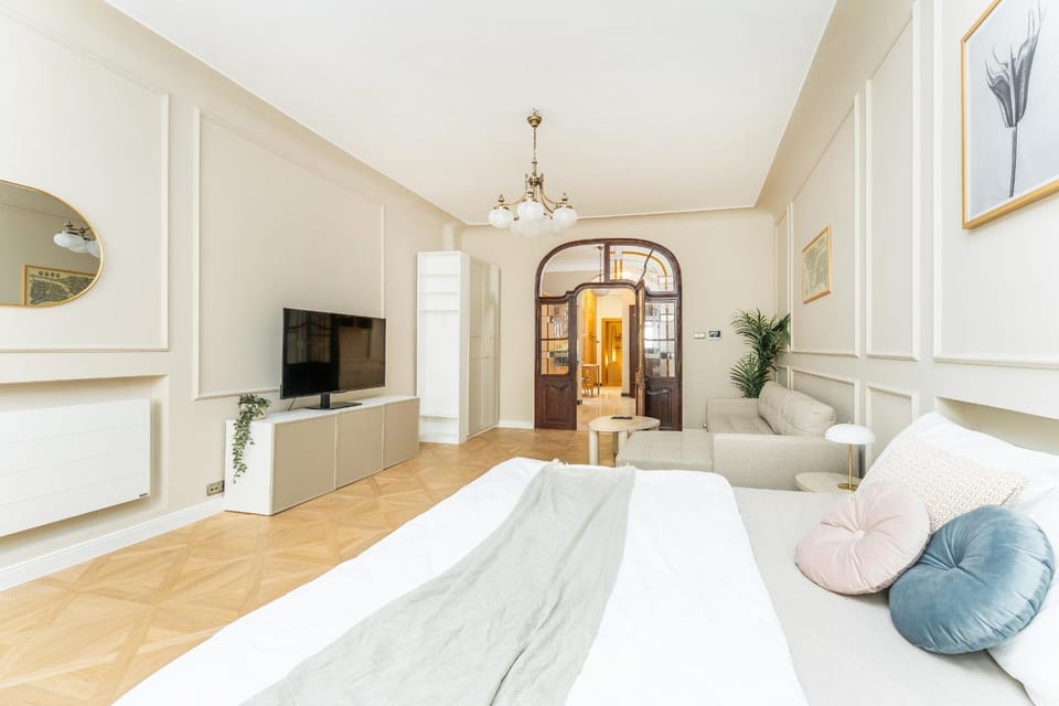 Bed, TV and multimedia, Living room, Seating area