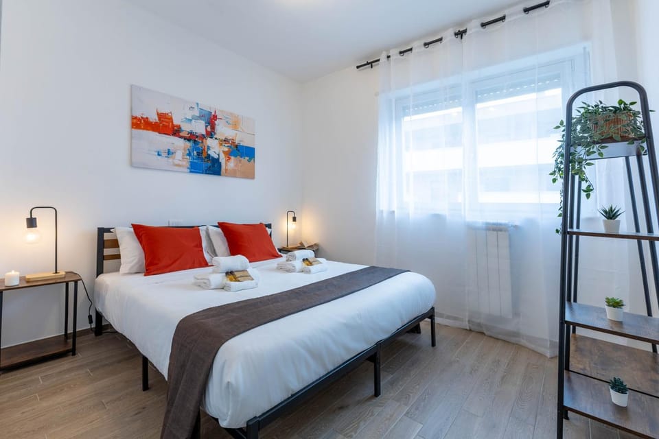 Bed, Photo of the whole room, Decorative detail, Bedroom, furniture, heating, locker, air conditioner