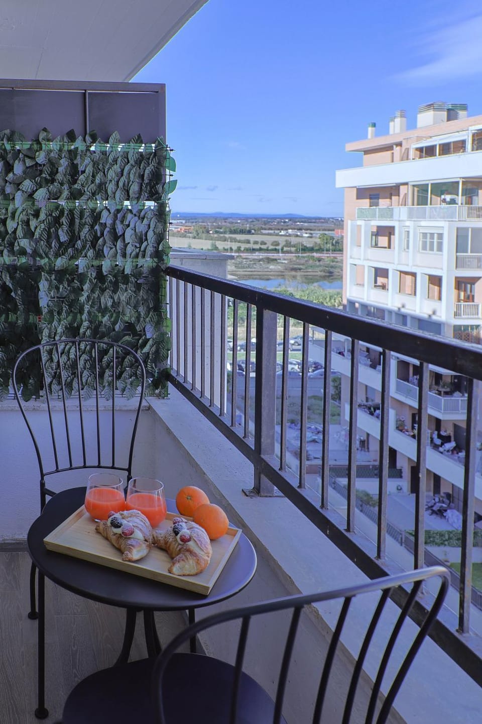 Property building, Day, Natural landscape, View (from property/room), Balcony/Terrace, Seating area, City view, Garden view, Lake view, Inner courtyard view, internet