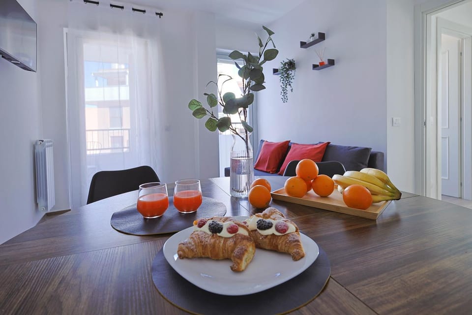Food close-up, TV and multimedia, Living room, Seating area, Dining area, Food, heating, acessibility, air conditioner