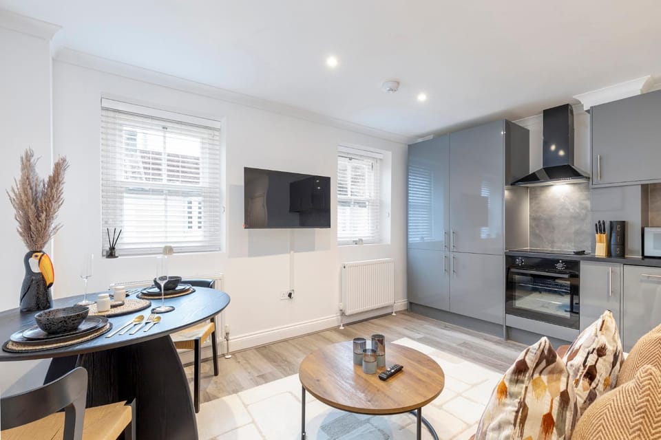 Stone Studio-Large newly refurbishedCentral Apartment in Hove