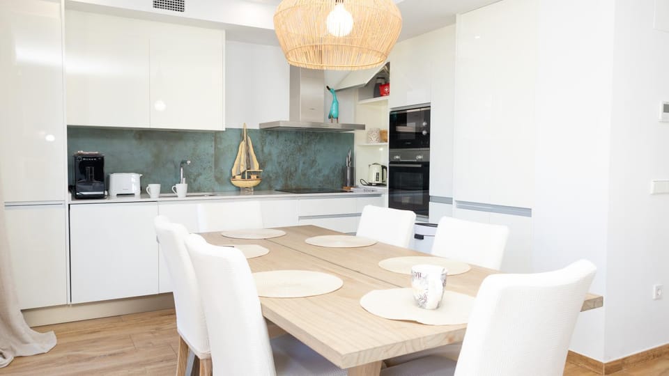 Kitchen or kitchenette, Dining area
