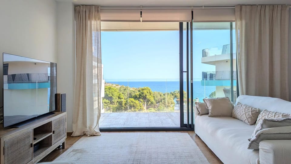 Communal lounge/ TV room, Sea view