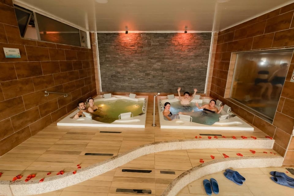 People, Hot Tub, Spa and wellness centre/facilities