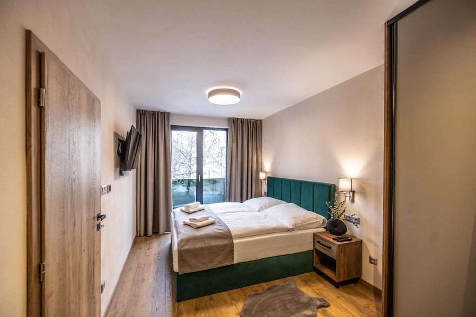 Bed, TV and multimedia, Bedroom, towels