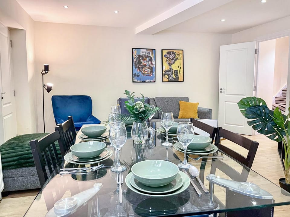 Living room, Decorative detail, Seating area, Dining area, flat iron, heating