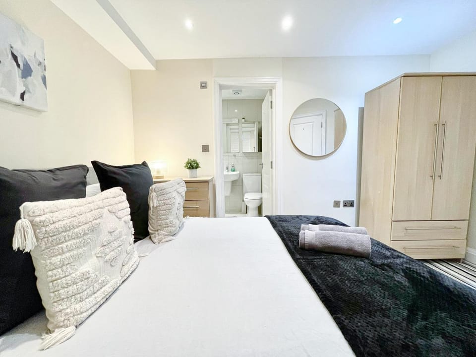 Bed, Bathroom, Photo of the whole room, Decorative detail, Bedroom, heating, storage, towels, wardrobe