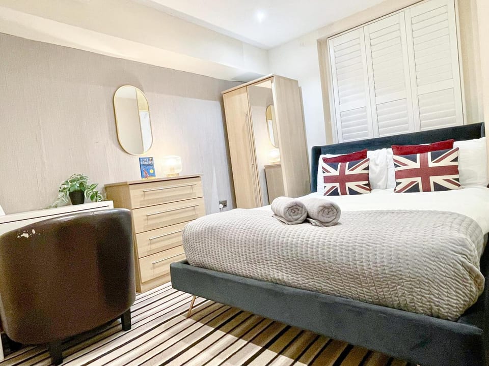 Bed, Photo of the whole room, Seating area, Bedroom, wardrobe