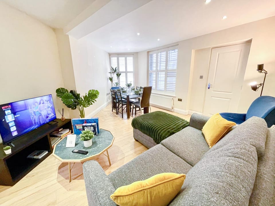 TV and multimedia, Living room, Seating area, Dining area, heating, internet