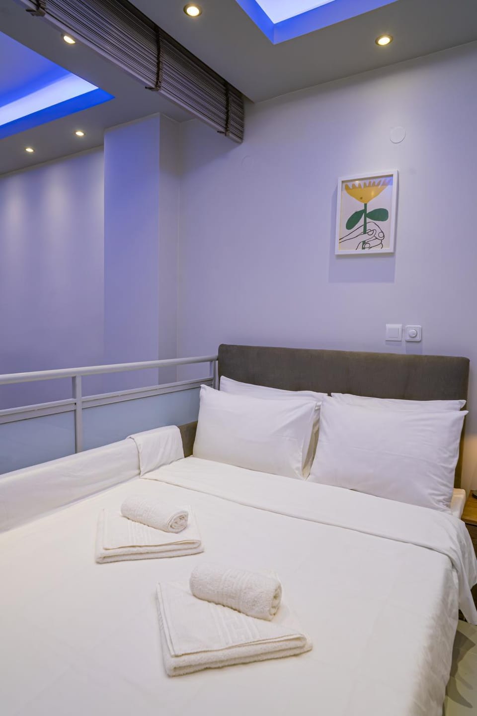 Bed, Photo of the whole room, Decorative detail, Bedroom, towels