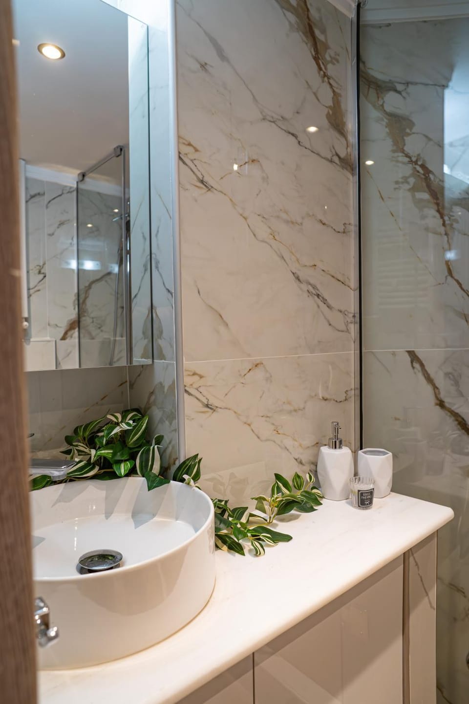 Shower, Toilet, Bathroom, Photo of the whole room, Decorative detail, locker