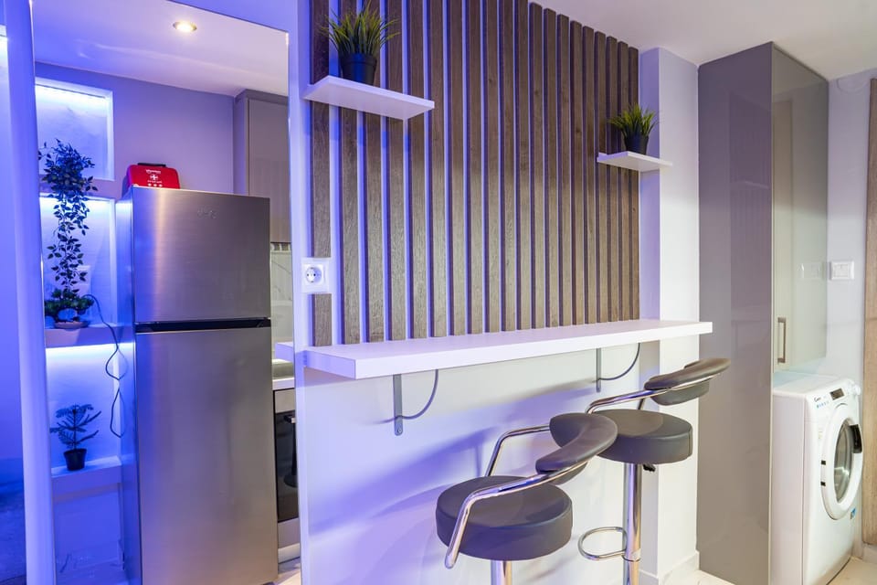 Photo of the whole room, Decorative detail, Dining area, washing machine, kitchen