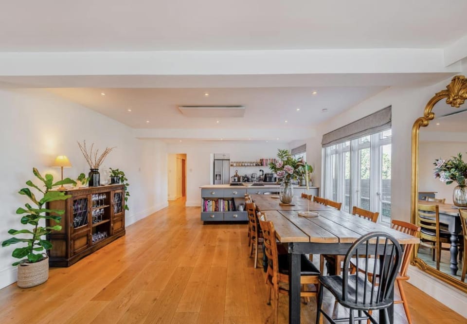 Denmark House - 9 bed property with snooker room House in Tonbridge and Malling District