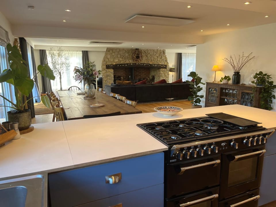 Denmark House - 9 bed property with snooker room House in Tonbridge and Malling District