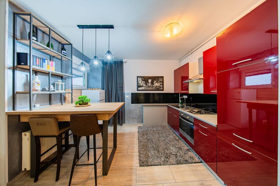 Kitchen or kitchenette, Dining area, oven, stove