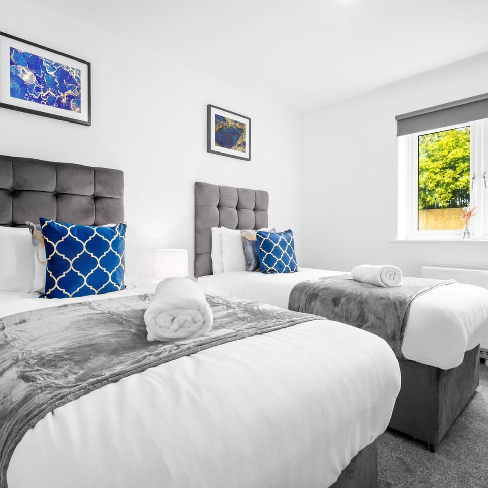Bed, Photo of the whole room, Bedroom, towels