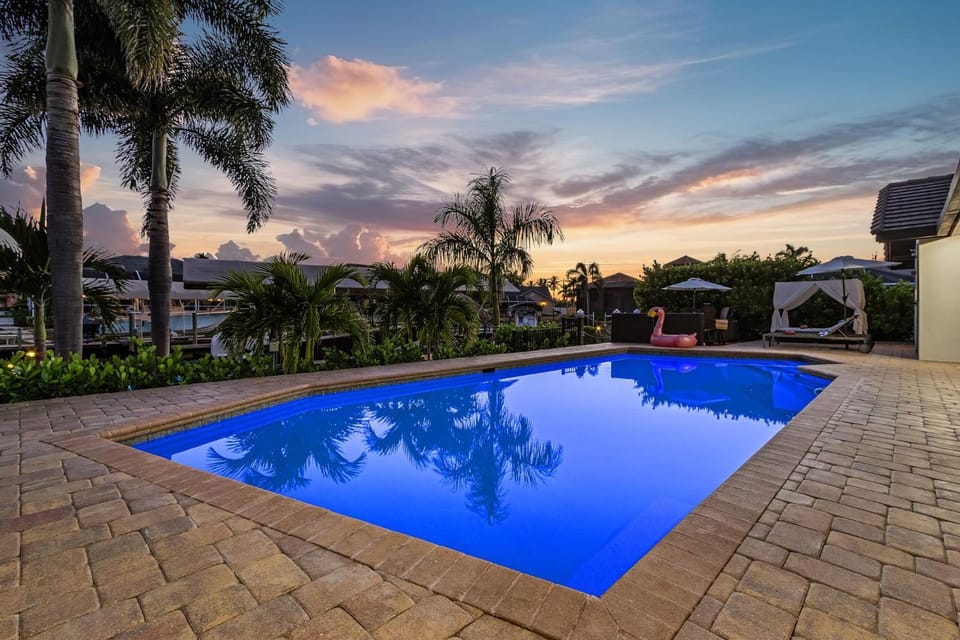 Sunshine, Serenity & a Heated Pool Escape for All-Day Fun - Modern Vibes Villa - Roelens House in Cape Coral