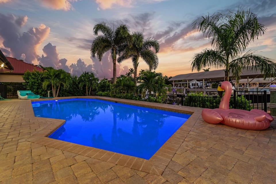 Sunshine, Serenity & a Heated Pool Escape for All-Day Fun - Modern Vibes Villa - Roelens House in Cape Coral