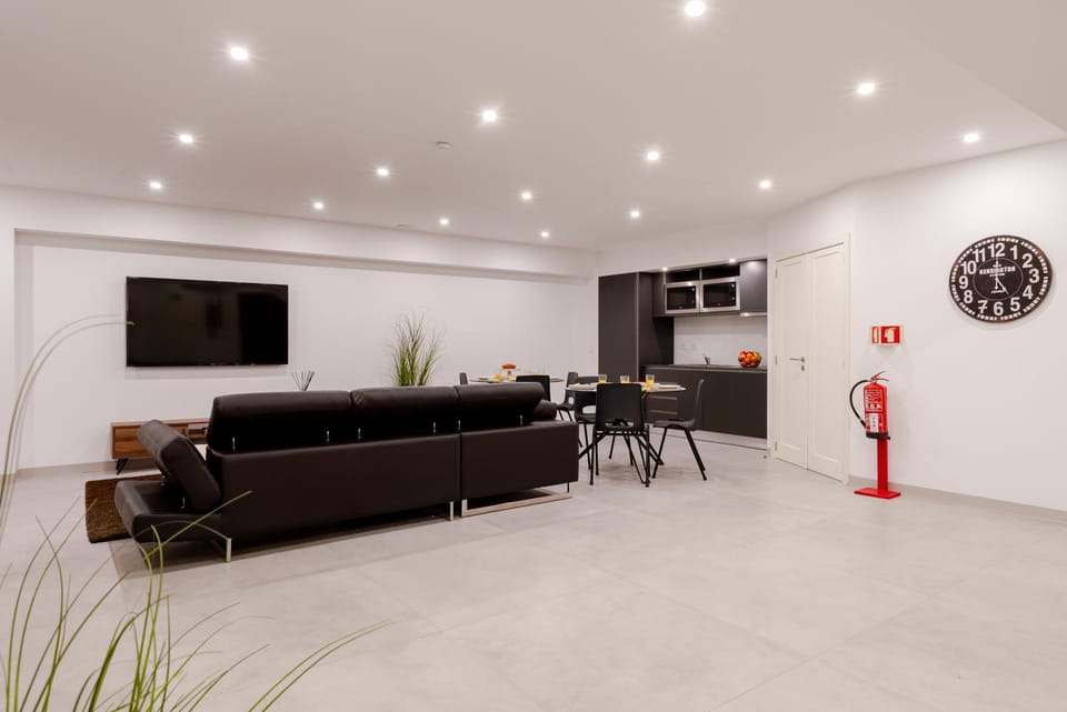 TV and multimedia, Living room, Seating area, Dining area