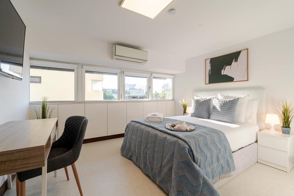 Bed, TV and multimedia, Photo of the whole room, Seating area, Bedroom, air conditioner