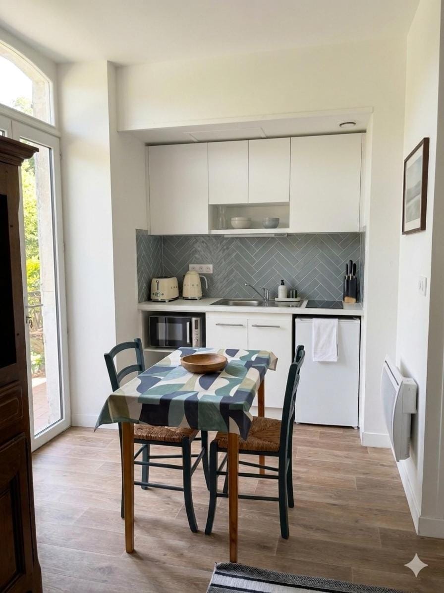 Kitchen or kitchenette, Dining area, stove