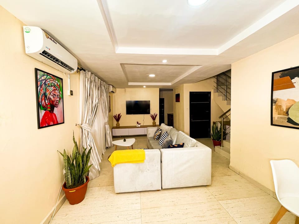 Communal lounge/ TV room, TV and multimedia, Living room, Seating area, Evening entertainment, air conditioner