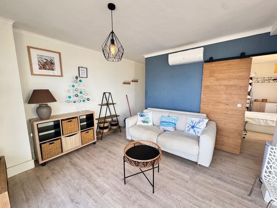 Living room, air conditioner