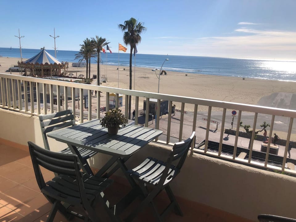 Patio, Balcony/Terrace, Dining area, Beach, Sea view