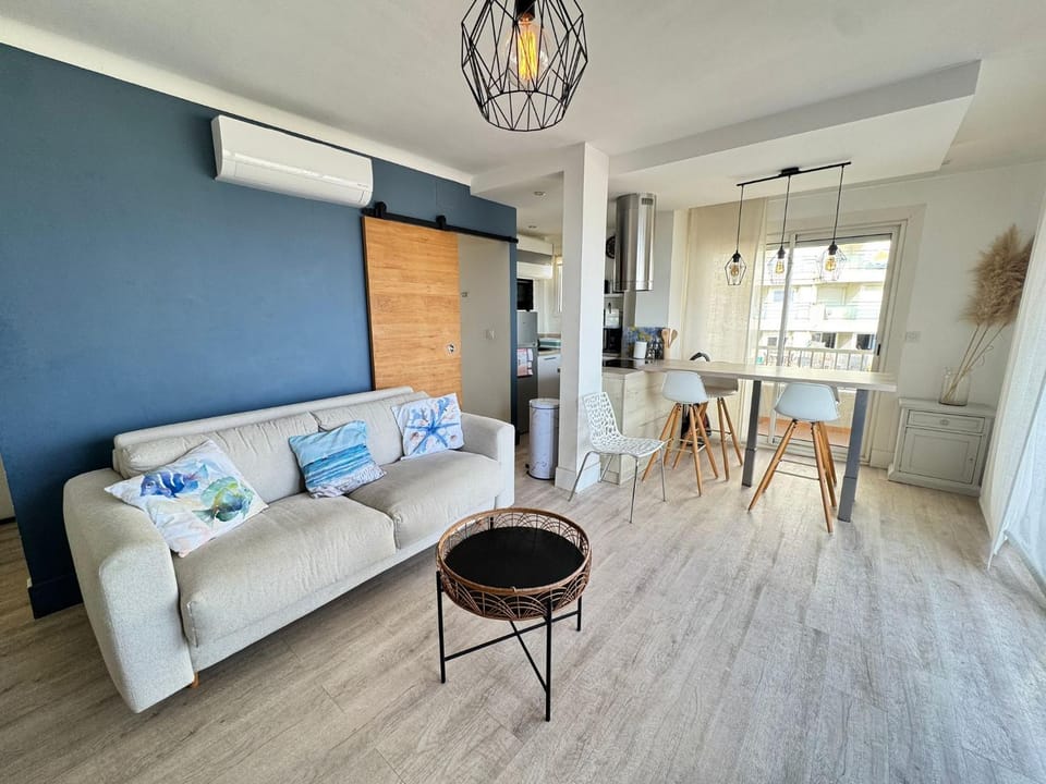 Kitchen or kitchenette, Living room, air conditioner