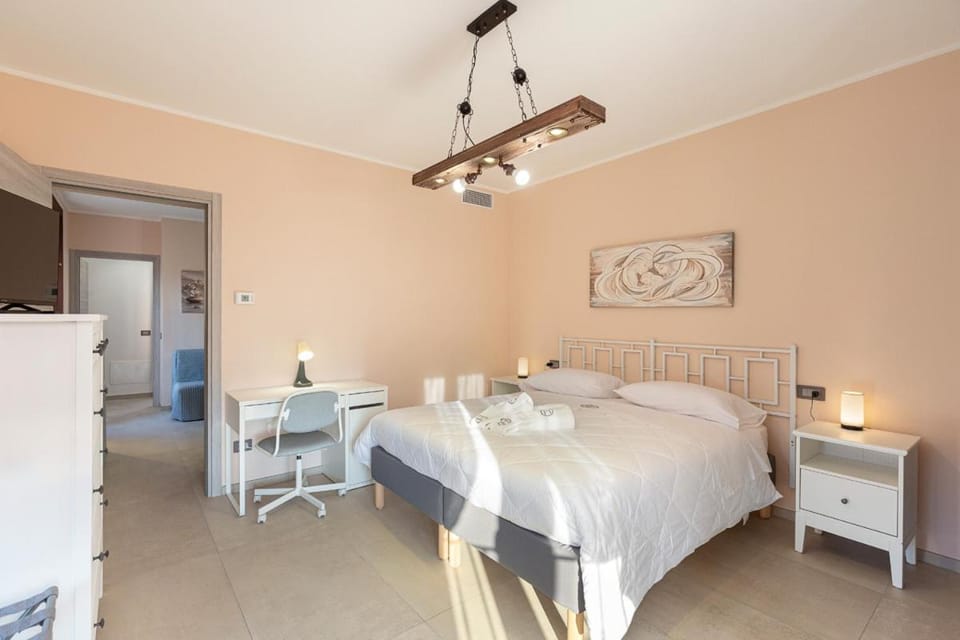 Bed, TV and multimedia, towels