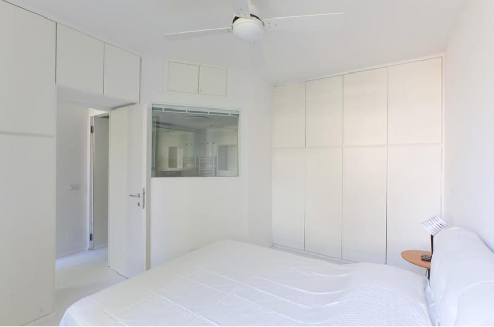 Photo of the whole room, Bedroom, wardrobe