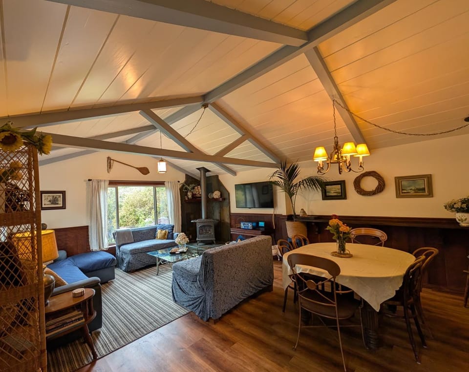 Communal lounge/ TV room, TV and multimedia, Living room, Seating area, Dining area, fireplace, fireplace