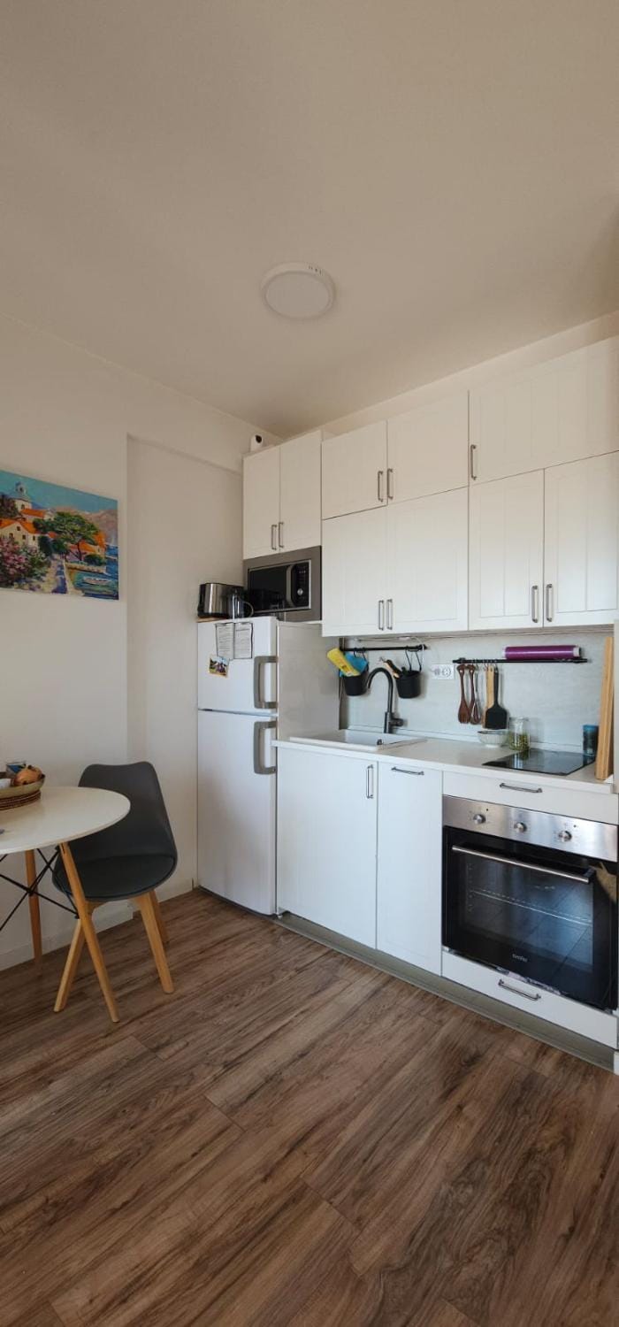 Kitchen or kitchenette, Dining area, oven, stove