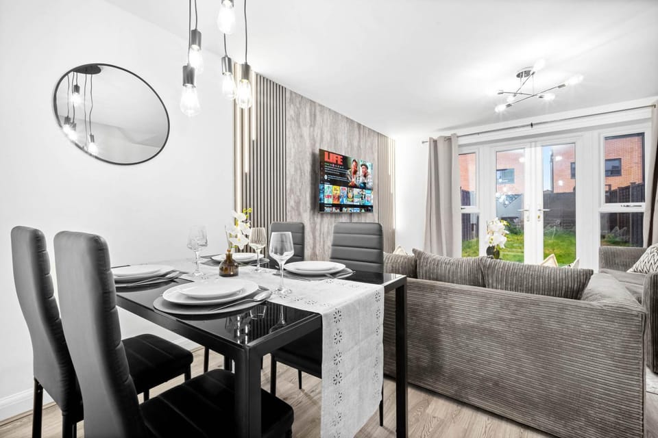 TV and multimedia, Living room, Seating area, Dining area
