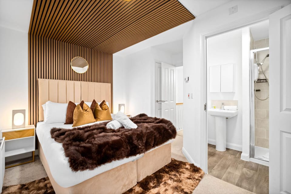 Toilet, Bed, Bathroom, Bedroom, towels