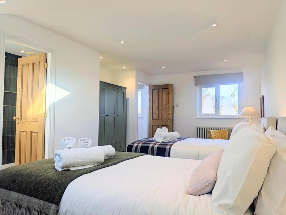 Bed, Bedroom, towels, wardrobe