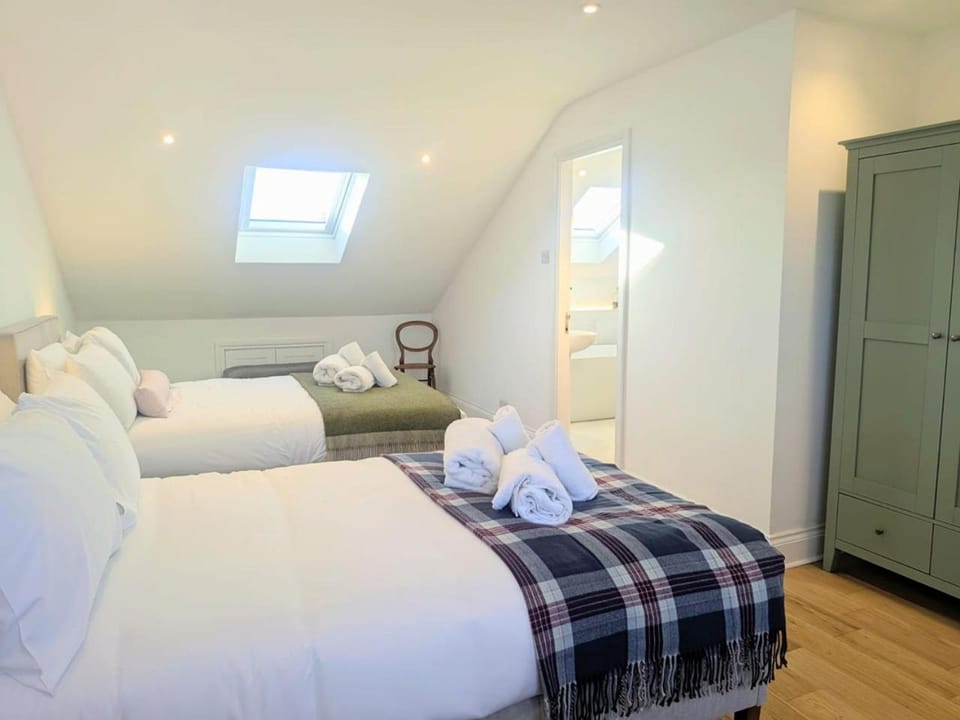 Bed, Bedroom, towels, wardrobe