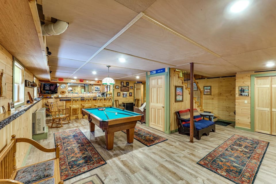 Game Room, Deck! Cozy Ski Cabin Near Sugarloaf Cabin in Stratton