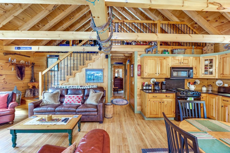 Game Room, Deck! Cozy Ski Cabin Near Sugarloaf Cabin in Stratton