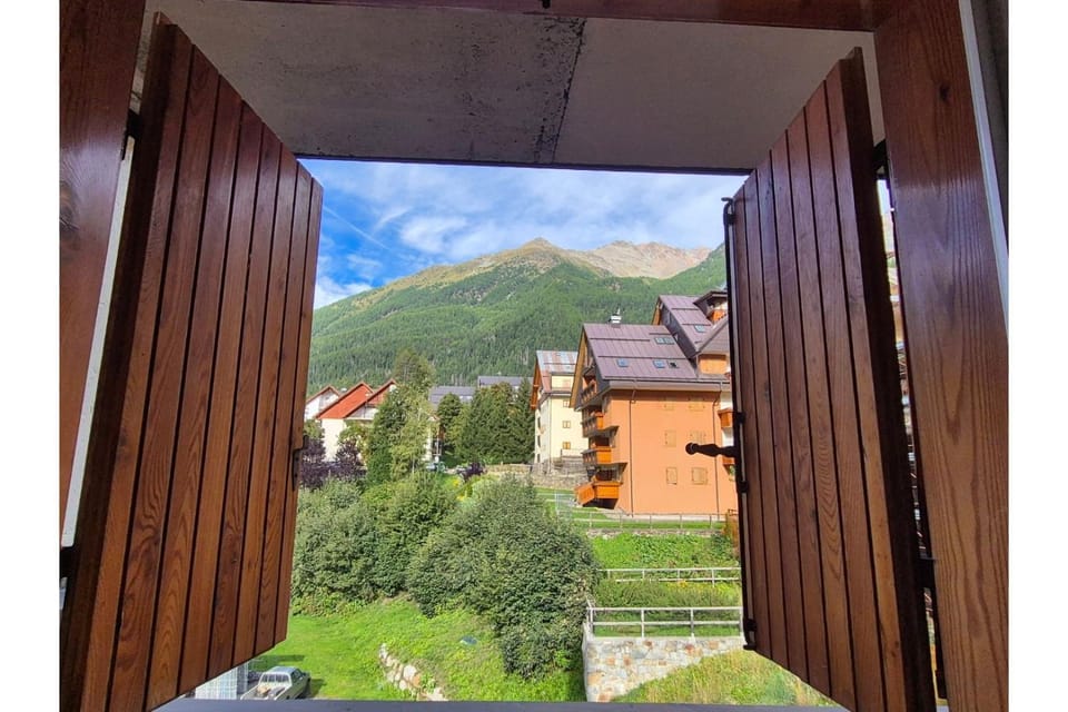 Bedroom, Mountain view