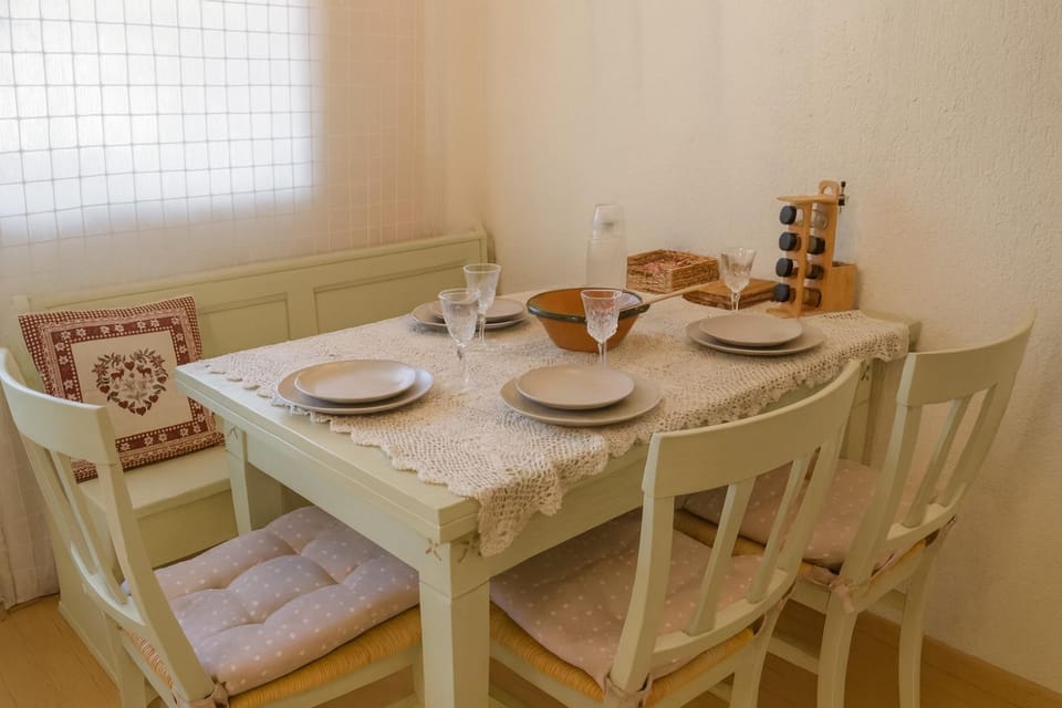 Dining area, Food