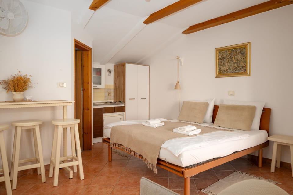 Bed, Kitchen or kitchenette, Photo of the whole room, towels