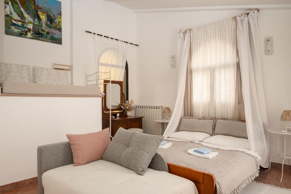 Bed, Living room, Bedroom
